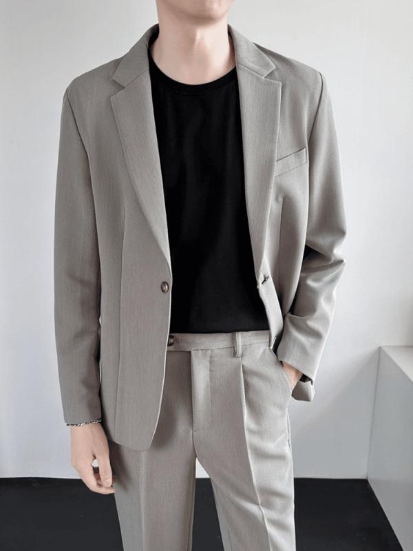 ・スタイル: ビジネス、カジュアル・主な素材: アセテート・前立て: シングル1つボタン・ネックライン: ノッチドラペル・ベント: センターベント・フィット感: ストレート・厚さ: 標準・柄: 無地・カラー展開: ブラック、ブルーグレー、アプリコット、グレー・サイズ展開: S、M、L、XL、2XL、3XL、4XL、5XL・セット内容: 3点セット（ジャケット、パンツ、白Tシャツ）、2点セット（ジャケット、パンツ）