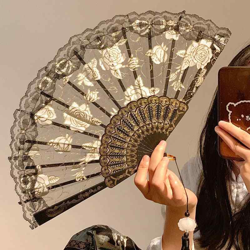 ・重量: 50g・流行要素: 中国風・扇面素材: レース・扇面形状: 扇形・扇子タイプ: 工芸扇・扇面加工: ホットスタンプ・扇骨数: 14本・扇骨素材: プラスチック・対象: ユニセックス・カラー展開: ブラックローズ（タッセル付き）、ブラックローズ、ホワイトローズ（タッセル付き）、ホワイトローズ