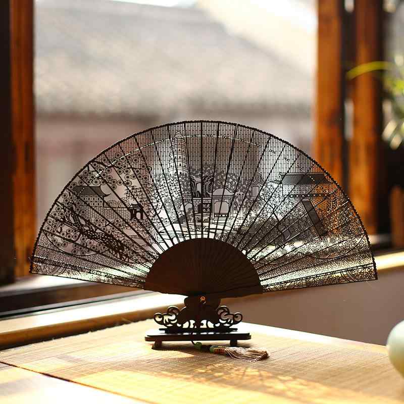 ・重量: 100g・流行要素: レトロ・扇面素材: 黒檀・扇面形状: 扇形・扇子タイプ: 工芸扇・扇面加工: 彫刻・扇骨素材: 木・対象: 大衆・サイズ: 7寸