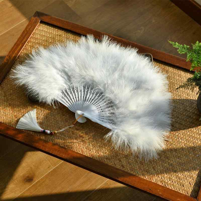 ・流行要素: 禁欲系・カラー展開: ホワイト、ブラック・扇面素材: 羽・扇面形状: 扇形・扇骨素材: プラスチック・扇子タイプ: ダンス用・対象: 大衆