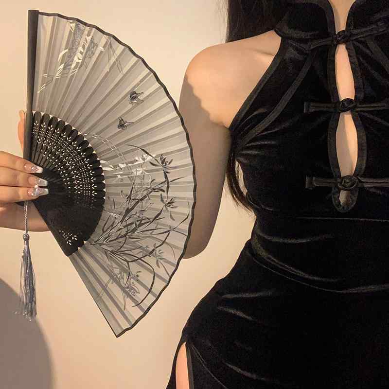 ・流行要素: 水墨画風・カラー展開: 水墨蓮、水墨牡丹、水墨杏、水墨蘭、単層レース白（タッセルなし）、単層レース黒（タッセルなし）・開いた扇面形状: 扇形・扇面加工: 印花・扇骨素材: 竹・扇子タイプ: 日用扇・対象: 大衆