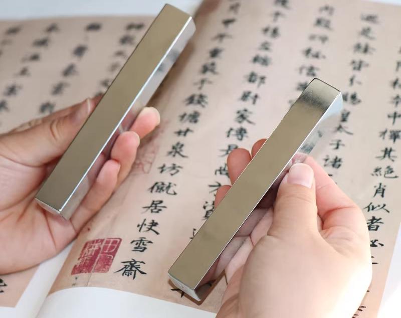 文鎮 ペーパーウェイト 白鉄 ステンレス 槌目 紙押さえ 筆置き 書道 習字 絵画 墨画 練習 文房具 デスク 書斎 インテリア 置物 学生 収納袋付き シンプル おしゃれ 誕生日 記念 贈り物 プレゼント