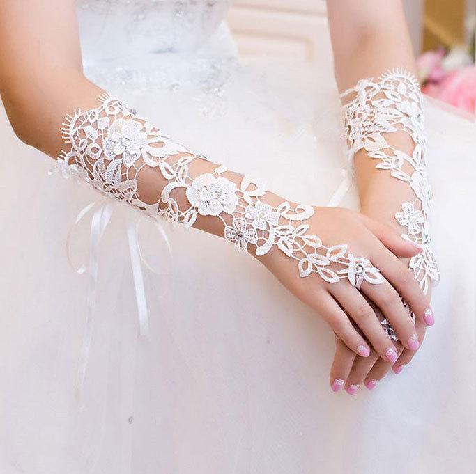 手袋 レディース グローブ ブライダル ウェディング 花嫁 結婚式 披露宴 パーティー ロング レース フィンガータイプ 春夏 白 ホワイト アイボリー 編み上げ リボン 花柄 フラワー ボタニカル シアー 透け感 清楚 かわいい フォーマル 小物
