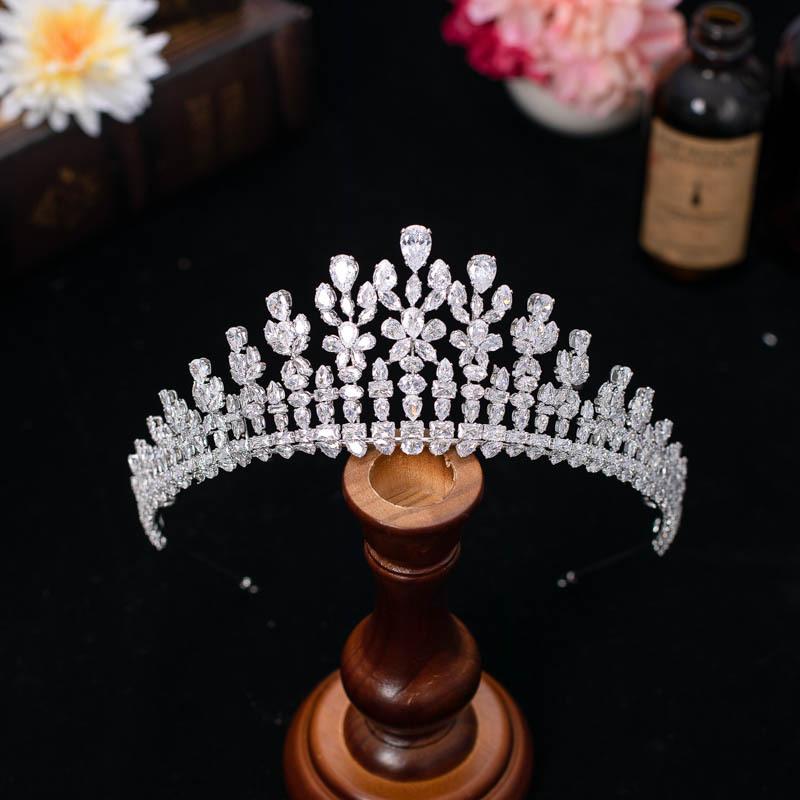 ティアラ レディース 王冠 ヘッドドレス 髪飾り ヘアアクセサリー ウェディング ブライダル 結婚式 花嫁 ゴージャス エレガント ジルコニア キラキラ 電気メッキ加工 金属製 高級感 プリンセス 成人式 フォーマル 豪華 華やか シルバー ゴールド