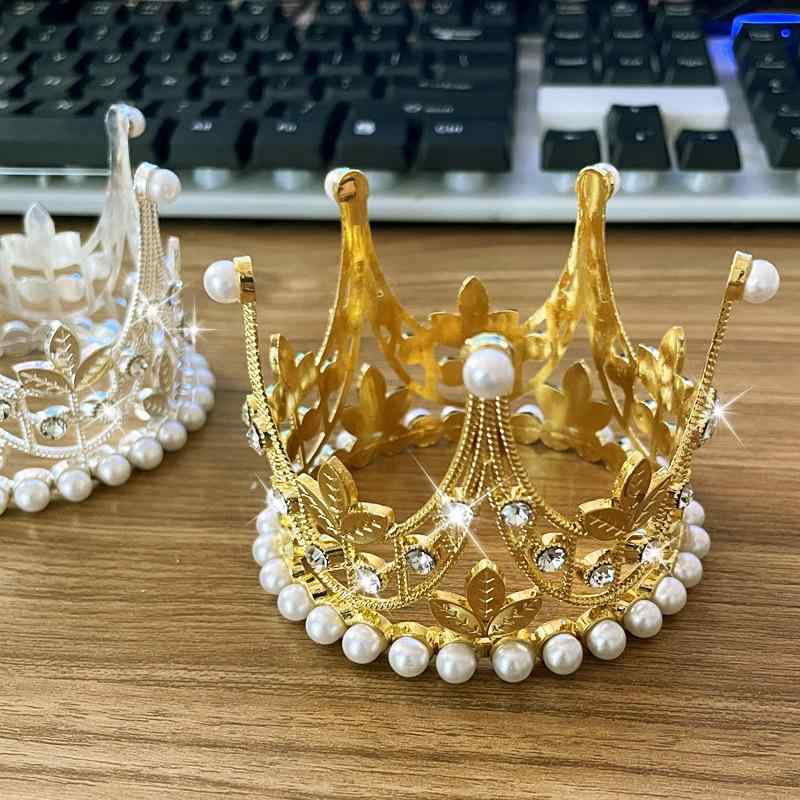 ケーキトッパー 子供 男の子 女の子 クラウン ティアラ 髪飾り パール リーフモチーフ デコレーション 誕生日 結婚式 パーティー 電気メッキ加工 クリスタル 高級感 華やか かわいい おしゃれ ゴールド シルバー