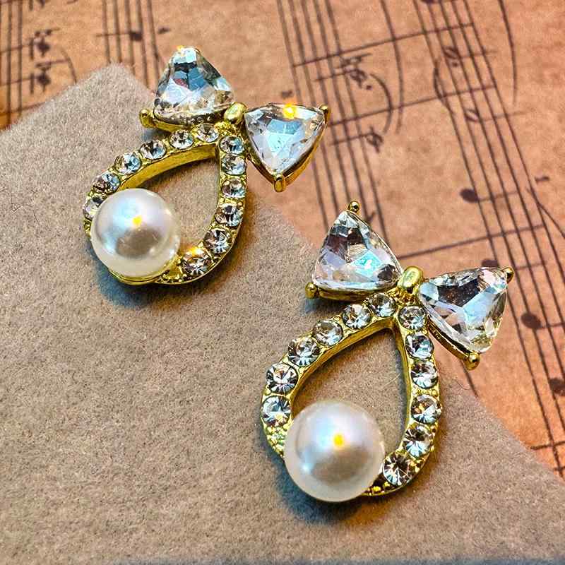 ピアス レディース リボン 蝶結び パール パール ラインストーン レトロ 高級感 電気メッキ加工 韓国 かわいい 個性的 アクセサリー 耳飾り ゴールド 普段使い デート パーティー 華やか 銅製 清楚 フェミニン おしゃれ エレガント