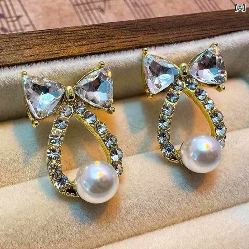 ピアス レディース リボン 蝶結び パール パール ラインストーン レトロ 高級感 電気メッキ加工 韓国 かわいい 個性的 アクセサリー 耳飾り ゴールド 普段使い デート パーティー 華やか 銅製 清楚 フェミニン おしゃれ エレガント