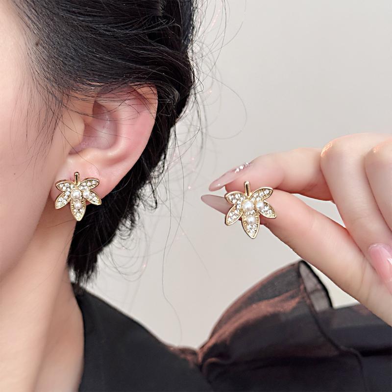 Cubic Zirconia - ピアス レディース 耳飾り アクセサリー フレンチスタイル 高級感 個性的 ラグジュアリー メープルリーフ もみじ 植物 電気メッキ加工 合金 金 華やか かわいい 春夏 パーティー 結婚式 デート