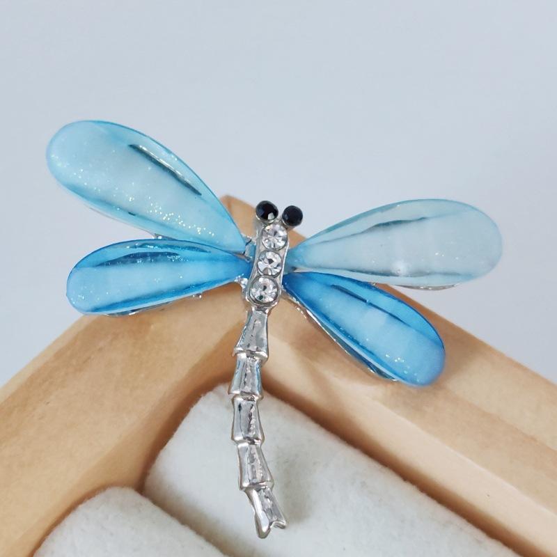 ブローチ レディース トンボ 昆虫 動物 かわいい ピンバッジ 胸飾り コサージュ アクセサリー 合金 電気メッキ加工 ブルー レッド リアル 繊細 小ぶり ワンポイント 胸元 ストール留め お出かけ お呼ばれ
