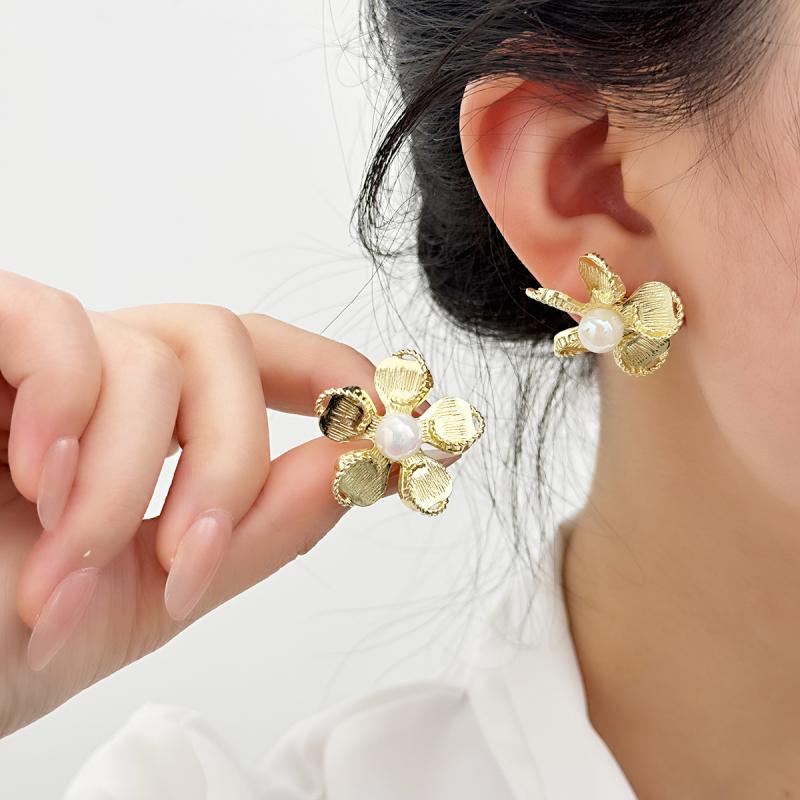 Rubellite - ピアス レディース フラワー 花びら 立体感 パール 合金 電気メッキ加工 レトロ アンティーク調 フェミニン 上品 高級感 小ぶり きれいめ おしゃれ 普段使い 結婚式 パーティー 春夏 ゴールド