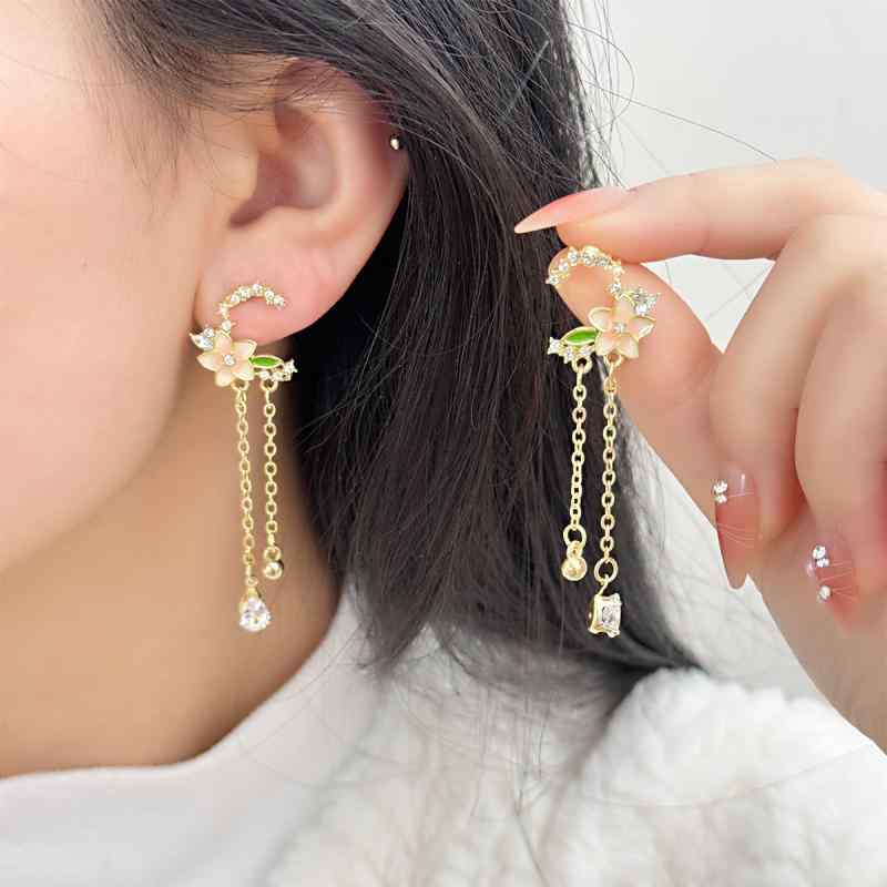 ピアス レディース カメリア 花びら フラワー タッセル 揺れる 上品 かわいい おしゃれ 感 普段使い 通勤 結婚式 春夏 合金 電気メッキ加工 耳飾り 華やか ナチュラル フェミニン グリーン アイボリー