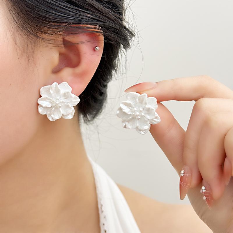 ピアス レディース ツバキ カメリア フラワー 白 ホワイト エレガント 上品 高級感 気品 フェミニン 大..