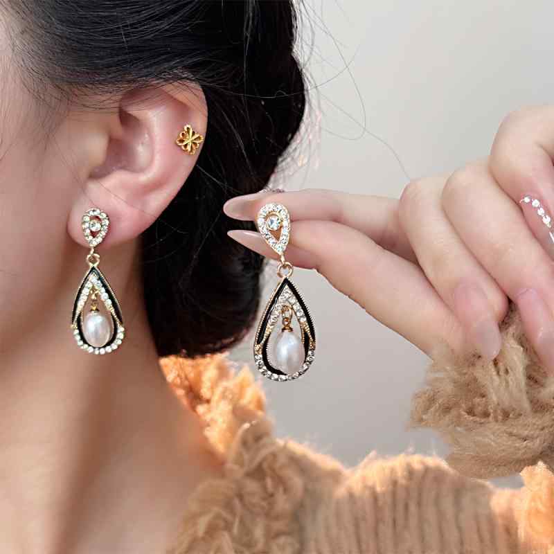 ピアス レディース 女性用 アクセサリー 耳飾り しずく型 ドロップ ティアードロップ パール パール 高級感 おしゃれ 上品 エレガント シンプル 電気メッキ加工 合金 レトロ 春夏 普段使い フォーマル 結婚式
