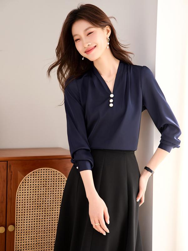 シャツ レディース ブラウス トップス 長袖 シフォン 襟 Vネック 前開き ボタン ゆったり 着痩せ 体型カバー 華奢見え きれいめ 上品 エレガント 高級感 落ち感 透け感 通勤 オフィスカジュアル 仕事着 事務服 ポリエステル 春夏 ホワイト