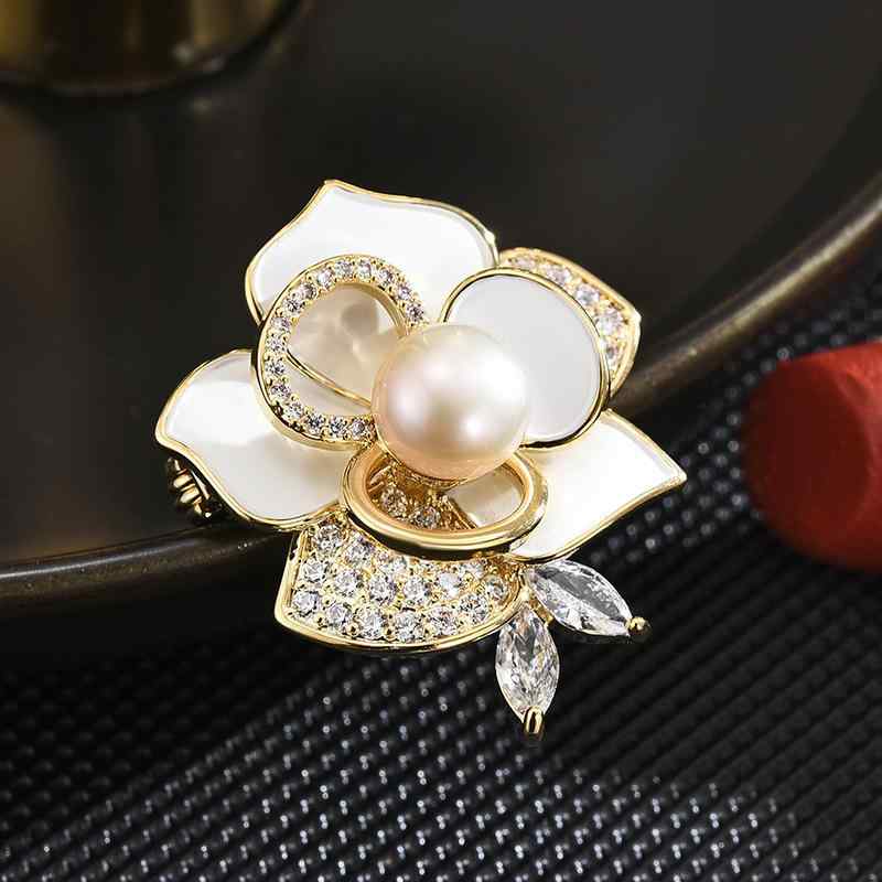Other - ブローチ メンズ レディース 秋冬 カメリア ツバキ 花 淡水パール ジルコニア 赤 白 銅 高級感 華やか 上品 性 スカーフ留め ピン チラ見え防止 ズレ防止 アクセサリー パーティー 結婚式