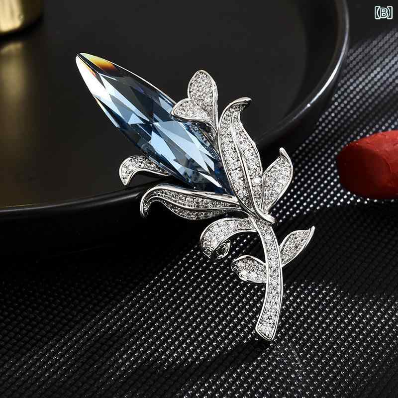 ブローチ メンズ レディース 花 モチーフ クリスタル ジルコニア 青 金 銀 欧米風 クラシック エレガント コサージュ ピンバッジ ジュエリー アクセサリー スーツ フォーマル 冠婚葬祭 結婚式 上品 電気メッキ加工 3