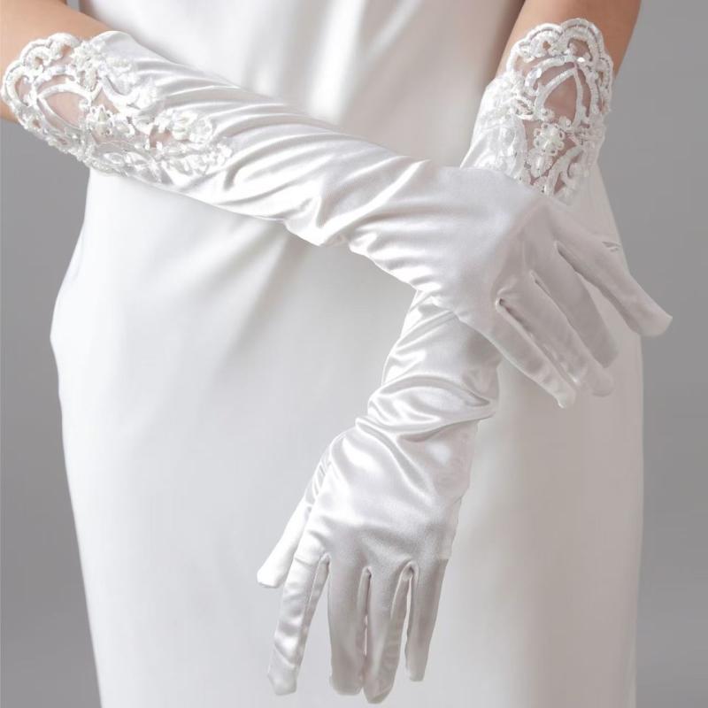 ウェディンググローブ レディース 手袋 ブライダル 花嫁 結婚式 挙式 披露宴 レース サテン ビーズ 刺繍 リボン 白 赤 黒 中長丈 ショート ロング 上品 エレガント 光沢感 高級感 ドレス 装飾 小物 伸縮性 華やか