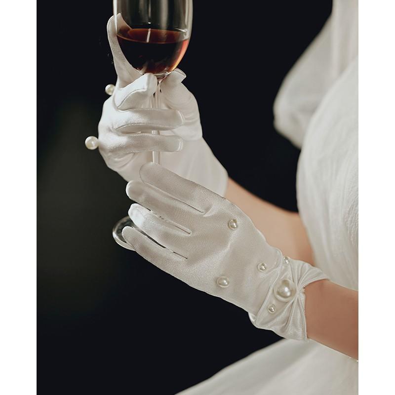 手袋 レディース 結婚式 ウェディング ブライダル 白 サテン パール パール ショート丈 グローブ レトロ エレガント シンプル 上品 清楚 高級感 光沢 伸縮性 小物 アクセサリー ドレス 装飾 花嫁 華やか 短め