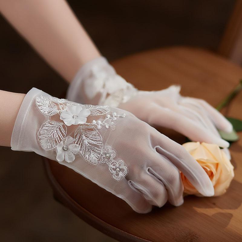 手袋 レディース ウェディング 結婚式 ショート ブライダル 白 ホワイト グローブ レース 刺繍 ビーズ ハンドメイド 花モチーフ 前撮り 披露宴 フォーマル かわいい 清楚 高級感 春夏 秋冬 指あり 伸縮性