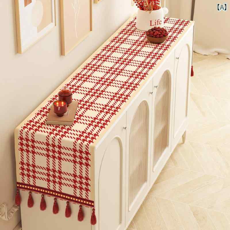 おしゃれ テーブルランナー 新年 新春 お祝い 華やか 赤 ロング シェニール サイドボード テレビ台 カバー 布 旧正月 飾り付け タッセル チェック柄 クリスマス