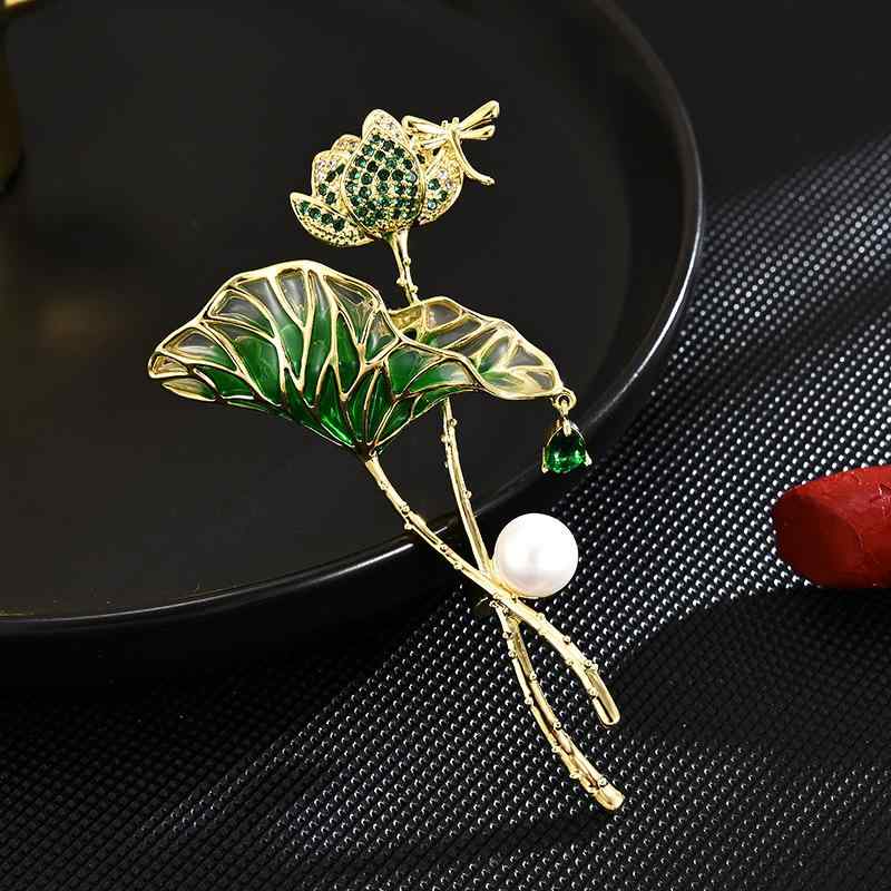 ブローチ レディース 蓮モチーフ 葉 フラワー パール パール 高級感 エレガント 上品 気品 華やか アクセサリー 銅合金 電気メッキ加工 緑 グリーン ピン 胸飾り コート ジャケット フォーマル 結婚式 卒業式