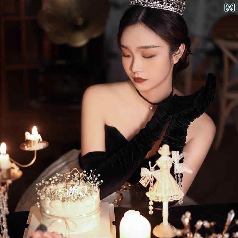フロントップ楽天市場店の手袋 レディース ロング丈 ベルベット ベロア ブラック 黒 肘上 結婚式 撮影 披露宴 オールシーズン 高級感 光沢 エレガント フォーマル 上品 クラシック レトロ ドレス 小物 腕カバー 無地 シンプル 伸縮性 ストレッチ｜アングル2