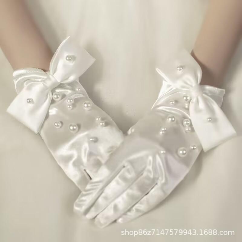 ウェディンググローブ レディース 結婚式 ブライダル 前撮り サテン ショート丈 パール リボン ホワイト 白 光沢感 上品 高級感 フォーマル 装飾 手袋 エレガント 小物 アクセサリー 清楚 華やか ドレス用 グローブ ウェディング小物 滑らか 指あ