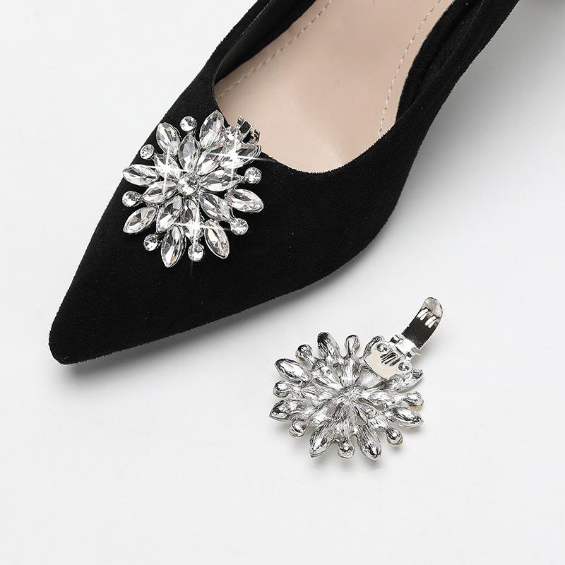 シューズアクセサリー レディース アクリル ラインストーン ビジュー キラキラ パーツ ウェディング ブライダル 結婚式 パーティー 普段使い フラワー バックル 取り外し シルバー パンプス サンダル 華やか 高級感