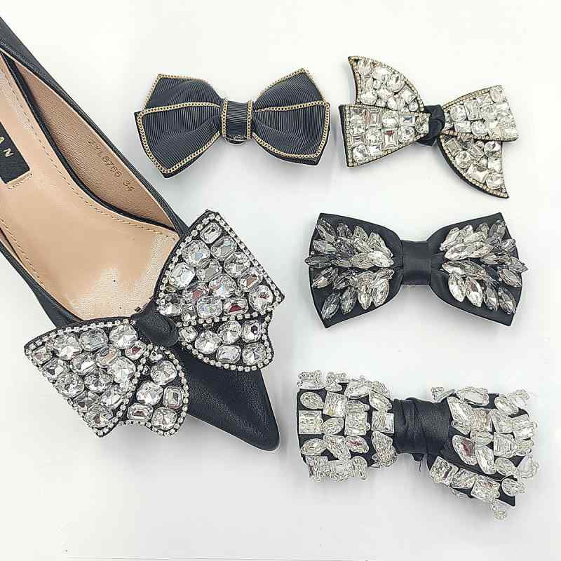 ・カテゴリ: シューズクリップ・スタイル: スウィート・対象靴種: 革靴、ブーツ、サンダル、カジュアルシューズ、布靴、作業靴、スリッパ・装飾: リボン、ラインストーン、フェザー、アクリル・バリエーション: ブラック×ラインストーン（96x7...