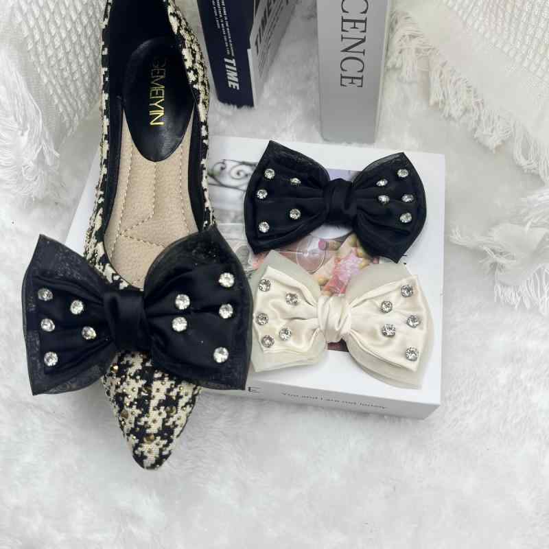 靴飾り レディース リボン シューズアクセサリー ハンドメイド 布製 ラインストーン ジルコニア ビジュー キラキラ 高級感 パンプス ブーツ 普段使い 結婚式 パーティー ブラック アイボリー おしゃれ かわいい 華やか 上品