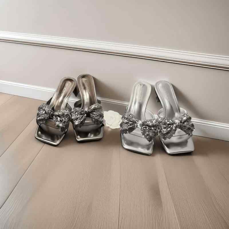 シューズアクセサリー レディース リボン 蝶結び キラキラ ビジュー 靴飾り 装飾 取り外し 簡単 華やか エレガント きれいめ 上品 高級感 フォーマル 結婚式 パーティー パンプス サンダル ブーツ 春夏秋 杏 グレー 黒