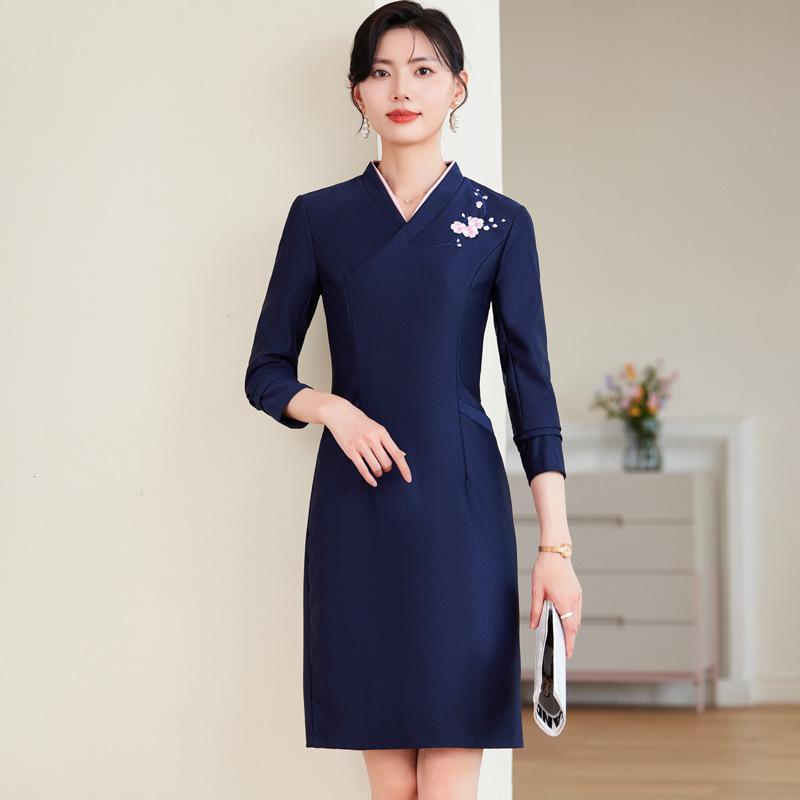 Rakuten - ワンピース レディース 秋冬 長袖 Vネック タイト 膝丈 通勤 事務服 接客 刺しゅう 花柄 ボタニカル エレガント きれいめ 上品 フェミニン 清楚 ポリエステル ブルー アプリコット スリム 美ライン 伸縮性 高級感 ストレッチ素材