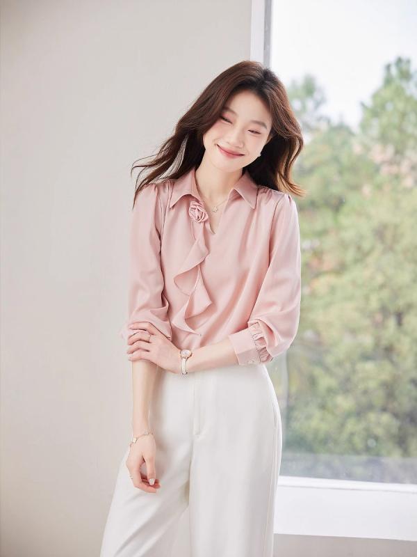 シャツ レディース ブラウス 春秋 長袖 サテン Vネック フリル トップス オフィス 通勤 仕事用 きれいめ 上品 エレガント 無地 光沢感 形態安定 ノーアイロン スリムフィット ピンク ホワイト 大人 おしゃれ かわいい