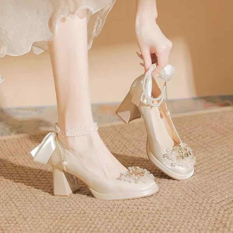 パンプス レディース メリージェーン チャンキーヒール 厚底 スクエアトゥ サテン ストラップ シャンパン ベージュ アイボリー 春夏秋 結婚式 披露宴 パーティー 上品 華やか 高級感 大人 かわいい 痛くない 疲れにくい ビーズ リボン パール 演奏