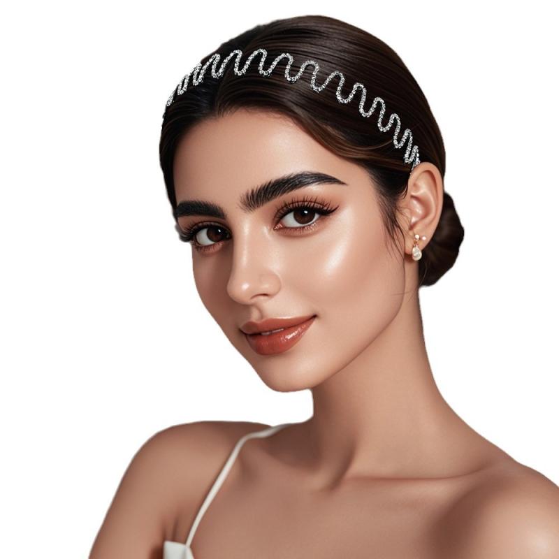 Rakuten - カチューシャ レディース ヘアアクセサリー 髪飾り ヘッドバンド シルバー 波型 ウェーブ ラインストーン ビジュー ジルコニア 繊細 細身 上品 きれいめ シンプル 大人 かわいい 高級感 秋冬 通勤 普段使い 結婚式