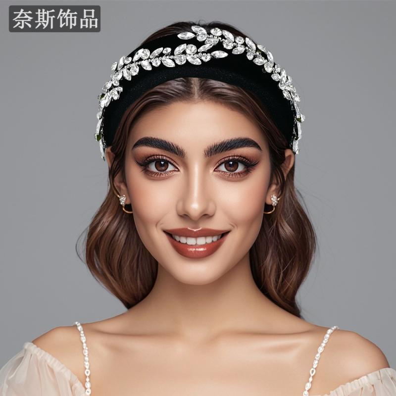 カチューシャ レディース ヘアアクセサリー 髪飾り ヘッドドレス ブラック ラインストーン ビジュー スポンジ 結婚式 披露宴 パーティー ブライダル 花嫁 ハンドメイド 秋冬 大ぶり キラキラ 上品 エレガント 欧米風