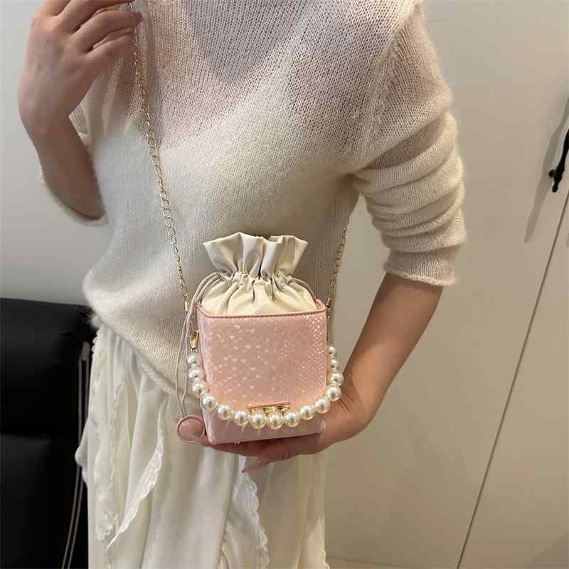 ハンドバッグ レディース ショルダー 巾着 バケツ スクエア パール クロコ型押し 光沢 チェーン フェイクレザー ミニ ポーチ 鞄 春夏 普段使い お出かけ かわいい おしゃれ 高級感 ピンク ホワイト シルバー