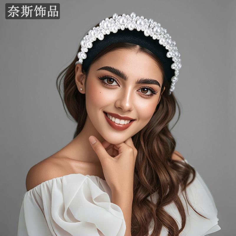 カチューシャ レディース ヘアアクセサリー 髪飾り ブライダル ウェディング 結婚式 ハンドメイド 幅広 ラインストーン ビジュー パール キラキラ 華やか 上品 高級感 黒 秋冬 お呼ばれ 発表会 フォーマル