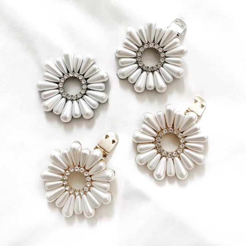 靴アクセサリー レディース シュークリップ パンプス 飾り パール ビジュー 装飾 着脱式 パーティー 結婚式 披露宴 フォーマル ドレスアップ 欧米風 足元 華やか エレガント 高級感 ゴールド シルバー オールシーズン オールシーズン 普段使い ワンポイント デコレ