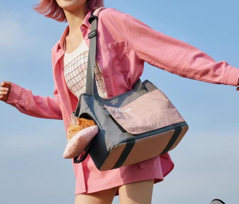 Knapsack Carrier - ペット キャリー バッグ 犬猫用 小型 軽量 携帯 お出かけ 散歩 旅行 通院 斜め掛け ショルダー 通気性抜群 コンパクト おしゃれ シンプル ピンク