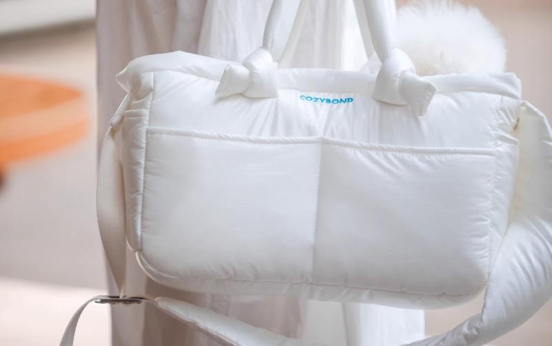 Knapsack Carrier - ペット キャリー バッグ 小型犬 猫 雲型 斜め掛け ショルダー お出かけ 散歩 旅行 通院 車載 携帯 持ち運び 便利 防水 クリームホワイト かわいい シンプル
