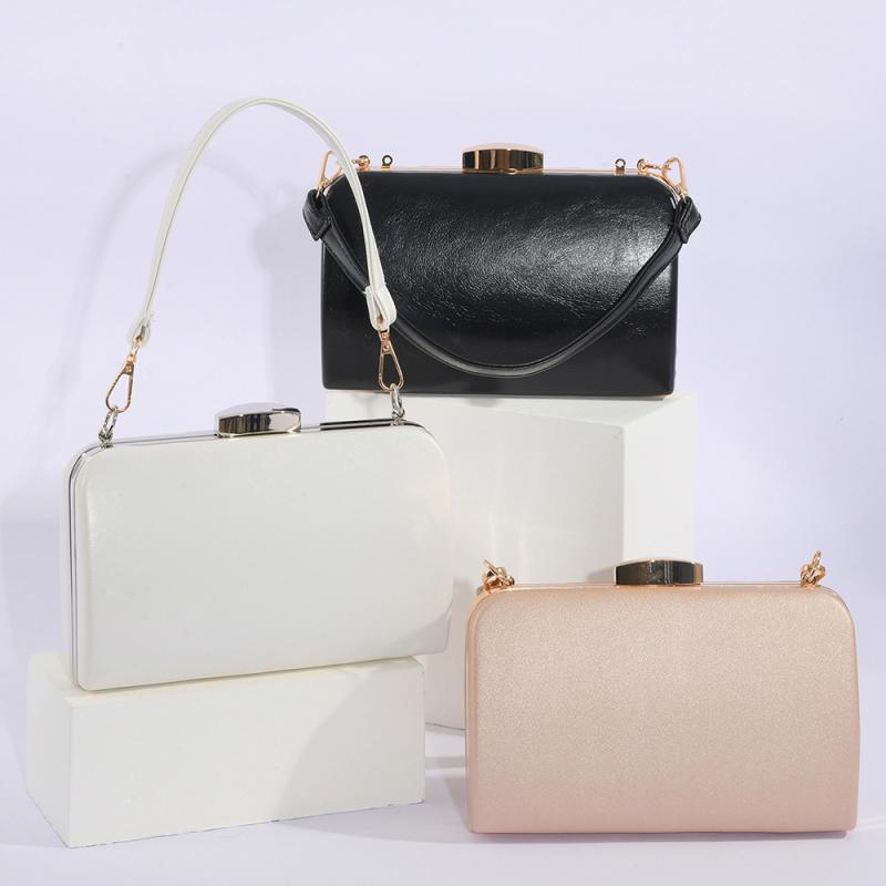 バッグ レディース ショルダー 手提げ 斜め掛け クラッチ パーティー ボストン 鞄 合成皮革 フェイクレザー シンプル 無地 春夏 大容量 おしゃれ かわいい 高級感 枕型 金具 結婚式 普段使い 白 黒 シャンパン