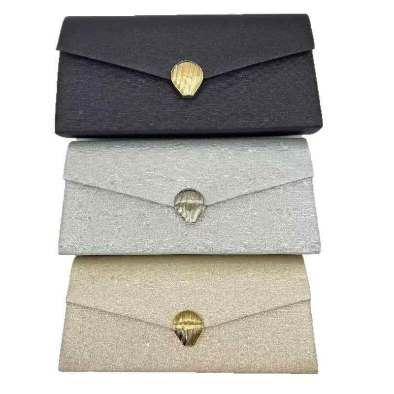 ショルダーバッグ レディース パーティー クラッチ 鞄 封筒 エンベロープ 斜めがけ 肩掛け 高級感 シンプル 合成皮革 PUレザー 結婚式 二次会 披露宴 秋冬 エンボス スクエア 横長 鍵 ブラック ゴールド シルバー