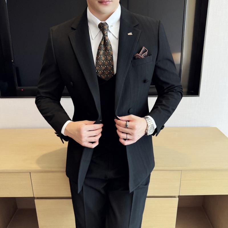 ・スタイル: ビジネスフォーマル・フロント仕様: ダブルブレスト1ボタン・素材: 化学繊維混紡（レーヨン29.2%含有）・着用シーン: 宴会、パーティー・ラペル形状: ノッチドラペル・ベント仕様: サイドベンツ・シルエット: スリムフィット・生地の厚さ: 標準・詳細: メタル装飾・カラー展開: ブラック、ネイビー、ダークブラウン・サイズ展開: M、L、XL、2XL、3XL、4XL・機能性: 防シワ