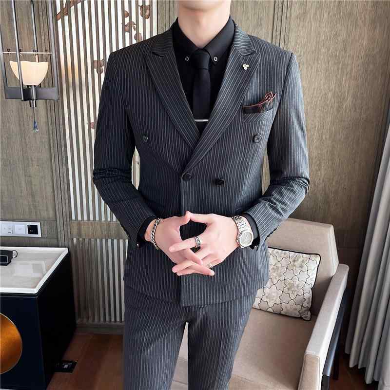 ・前立て: ダブルブレスト2ボタン・主な素材: アセテート 67%・着用シーン: デイリー・襟の: ピークドラペル・ベント: センターベント・フィット感: スリムフィット・生地の厚さ: 標準・スタイル: ライトビジネス・カラー展開: ブラッ...