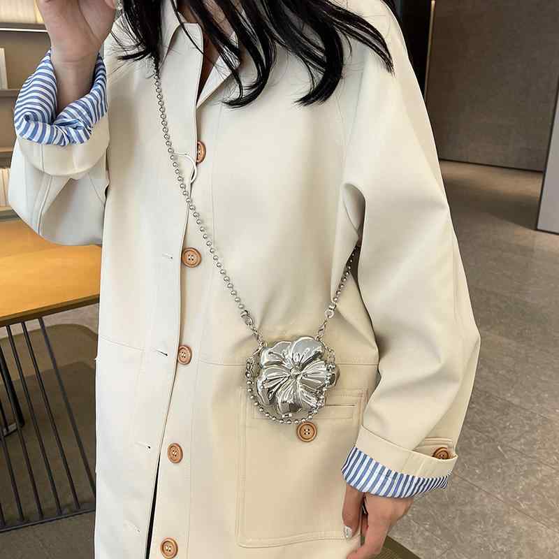 ・素材: 金属 ・用途: デイリー ・形状: フラワー型 ・内部構造: オープンポケット ・: チェーン ・開閉方法: ロック式 ・スタイル: アーバンシンプル ・硬さ: やや硬め ・外ポケットの種類: オープンポケット ・カラー展開: シルバー、ゴールド