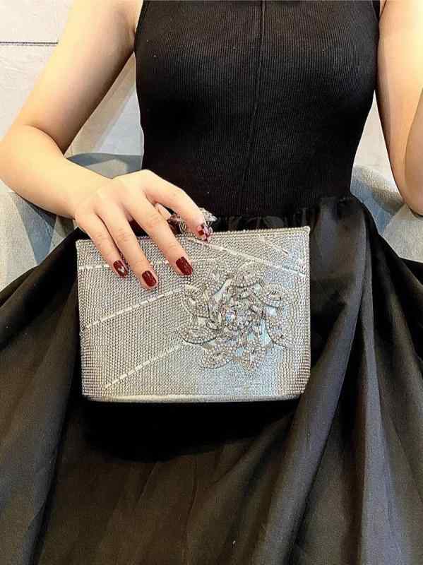 クラッチバッグ レディース 手提げ 鞄 結婚式 パーティー フォーマル ビジュー ラインストーン ラメ キラキラ チェーン 春夏 ポリエステル エレガント 上品 高級感 かわいい 華やか シルバー ゴールド ブラック
