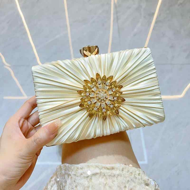 パーティーバッグ レディース クラッチ 鞄 手提げ 結婚式 披露宴 お呼ばれ 高級感 華やか エレガント ボックス型 スクエア プリーツ チャイナドレス 和装 フォーマル シャンパン シルバー ブラック 春夏