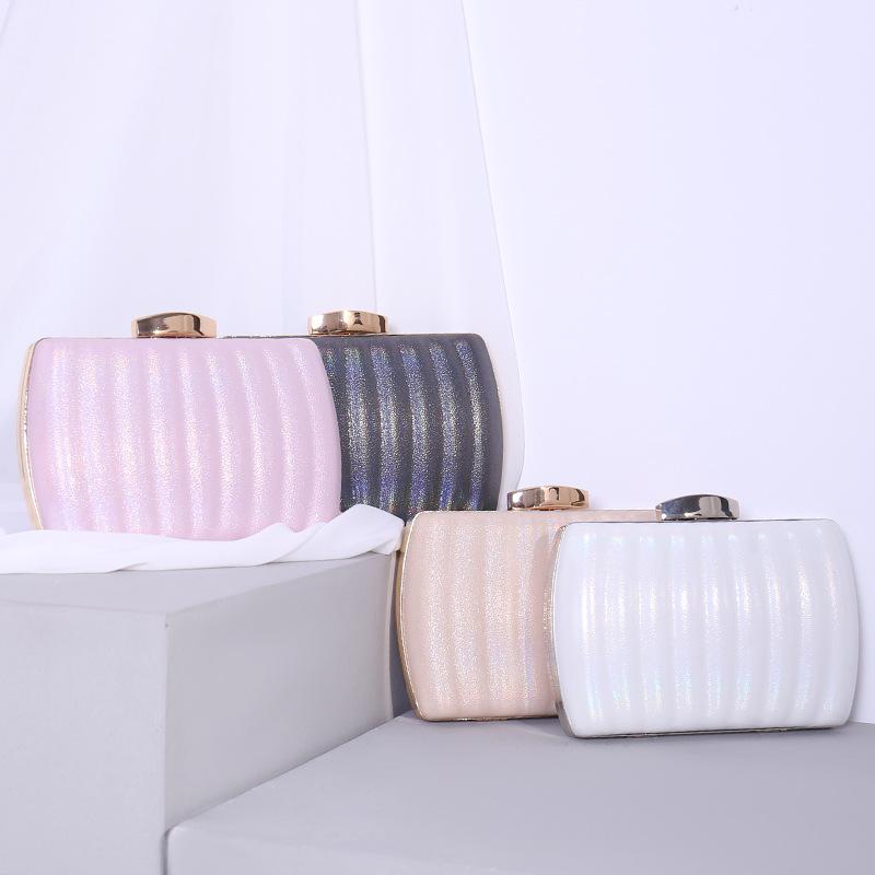 ショルダーバッグ レディース 鞄 カバン クラッチ 手提げ 斜め掛け フォーマル 小さめ ミニ スクエア 横型 PUレザー 合成皮革 エレガント 欧米風 レトロ クラシック 大人 かわいい おしゃれ 結婚式 披露宴 通勤 秋冬 白 黒 ピンク 高級感