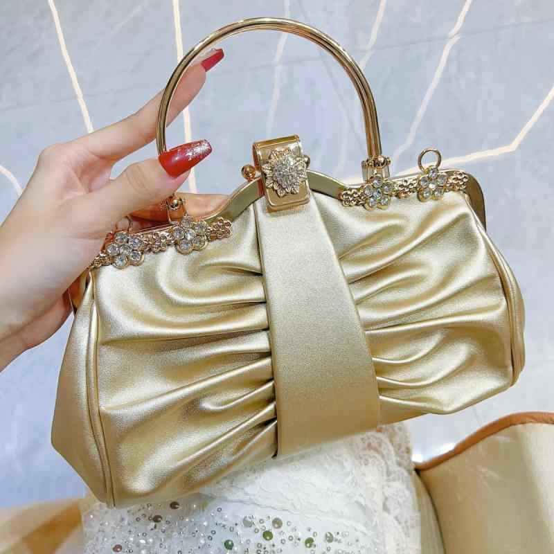 パーティーバッグ レディース クラッチ 手提げ 鞄 カバン イブニング 貝殻型 シェル プリーツ ラインストーン ビジュー キラキラ 高級感 華やか エレガント 結婚式 披露宴 二次会 上品 フォーマル 合成皮革 スマホ収納 ゴールド ブラック シルバー